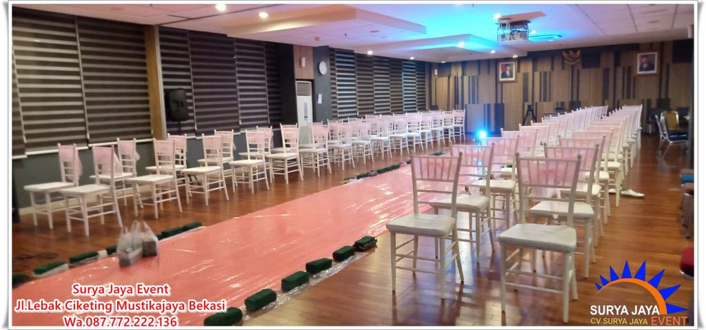 Rental Kursi Tiffany Putih Pita Pink