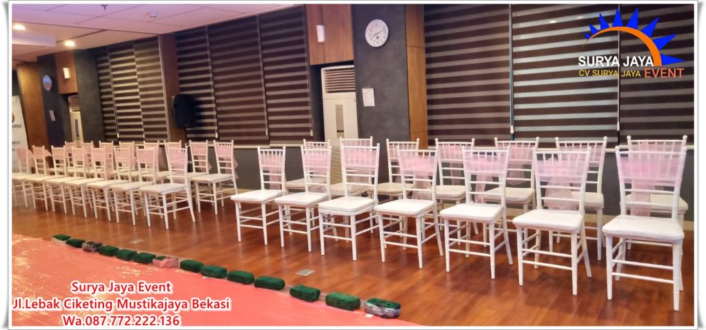 Rental Kursi Tiffany Putih Pita Pink