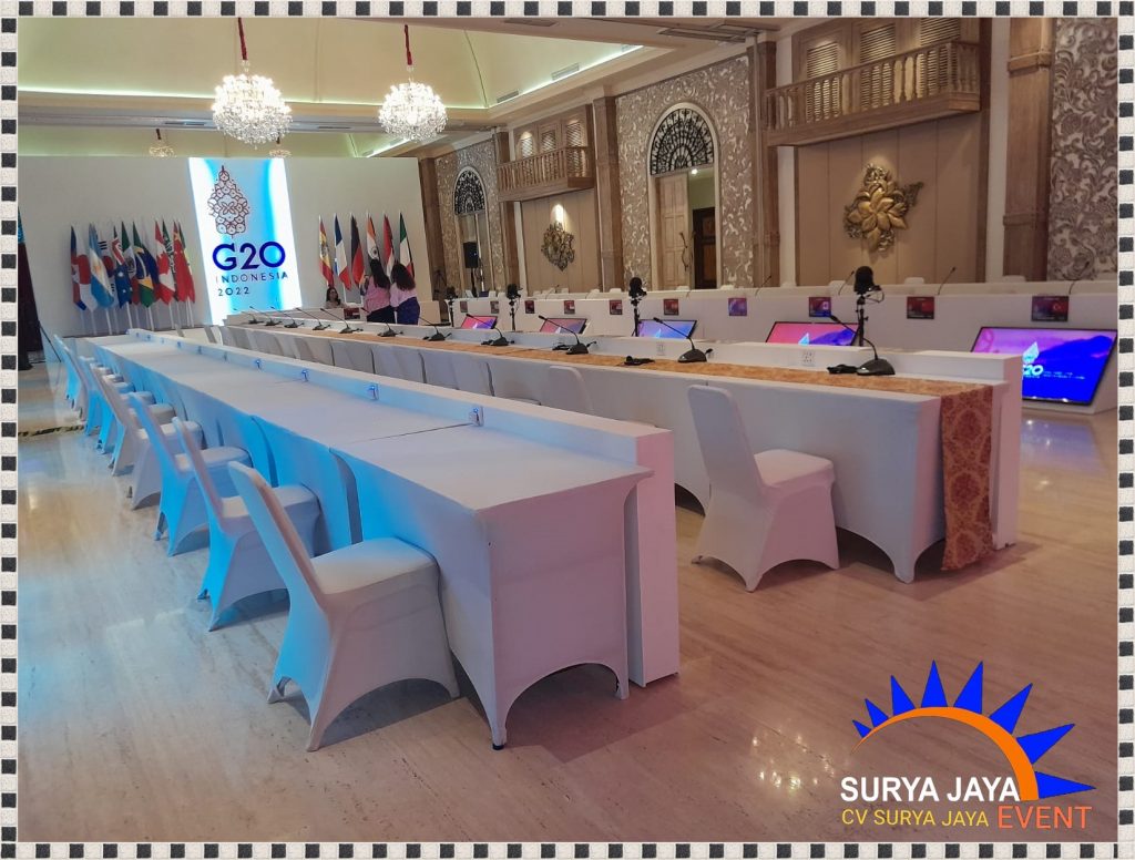 Sewa Meja Cover Ketat Putih