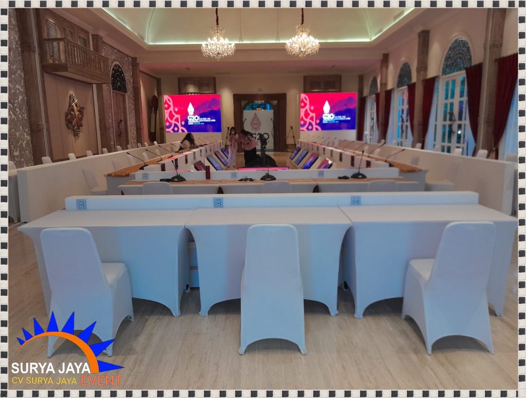 Sewa Meja Cover Ketat Putih