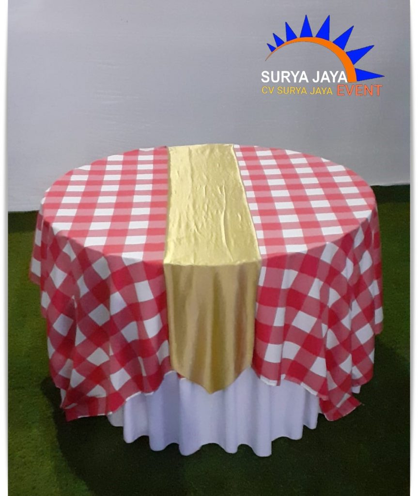 Rental Meja Bundar Taplak Putih Topping Kotak Kotak Merah Putih
