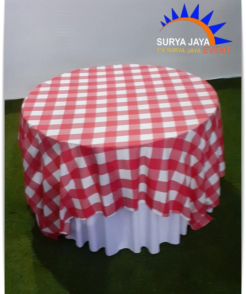 Rental Meja Bundar Taplak Putih Topping Kotak Kotak Merah Putih