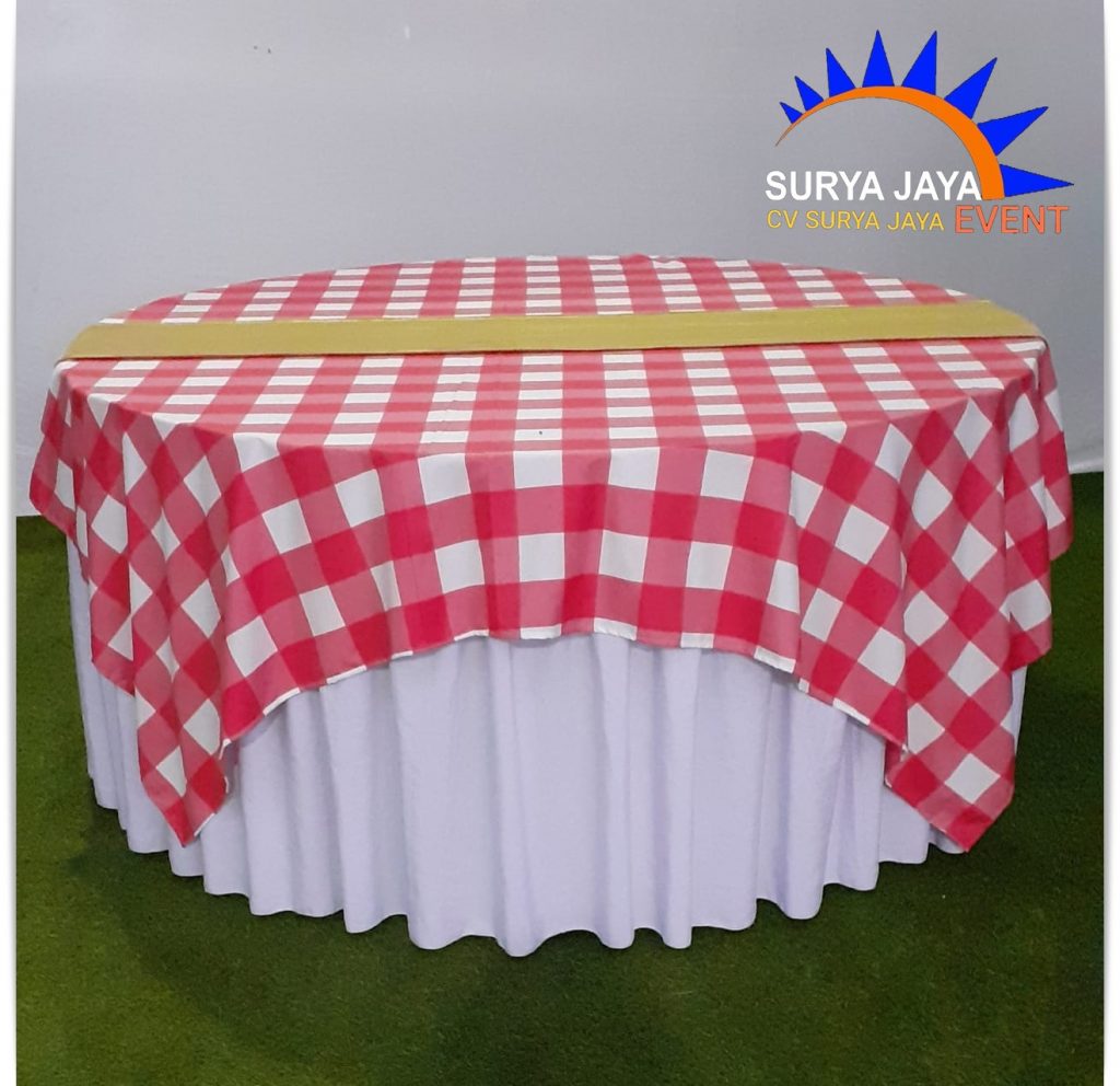 Rental Meja Bundar Taplak Putih Topping Kotak Kotak Merah Putih