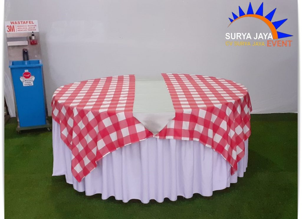Rental Meja Bundar Taplak Putih Topping Kotak Kotak Merah Putih