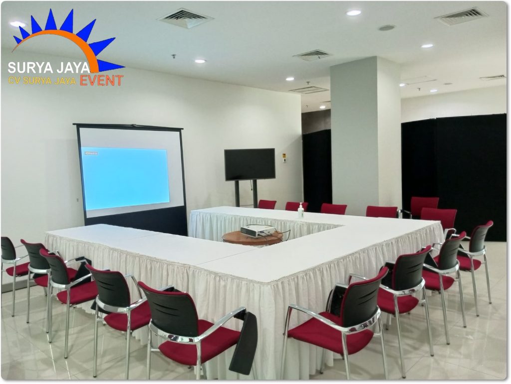 Sewa Meja Kotak Cover Skirting Putih Untuk Meeting