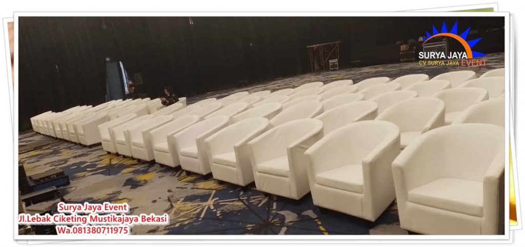 Menyewakan Sofa Oval Putih Kualitas Bagus Harga Murah