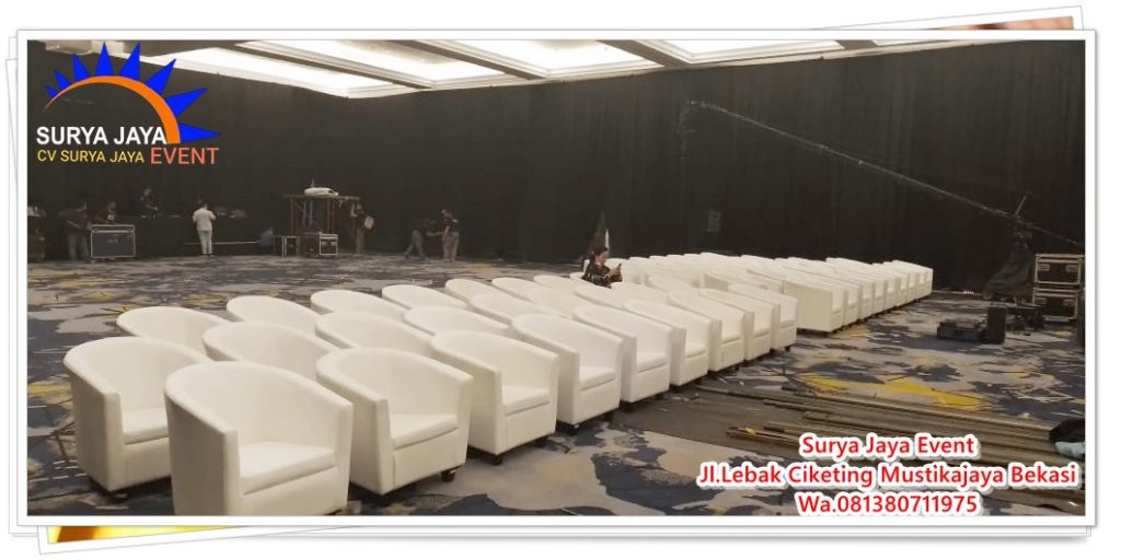 Menyewakan Sofa Oval Putih Kualitas Bagus Harga Murah