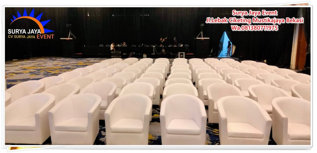 Menyewakan Sofa Oval Putih Kualitas Bagus Harga Murah