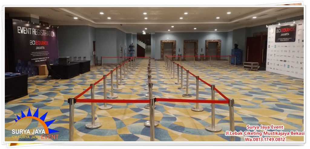 Rental Tiang Antrian Sabuk Merah Untuk Acara
